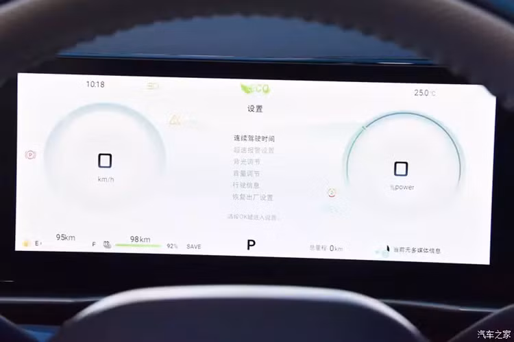 Xét về kích thước thân xe, chiều dài, chiều rộng và chiều cao của xe Chery Jetour Shanhai L7 mới lần lượt là 4760 (4785)/1900/1720mm, chiều dài cơ sở là 2720 (2745) mm. Ở phía sau xe, xe mới sử dụng đèn hậu dạng xuyên thấu quen thuộc với logo thương hiệu Jietu ở chính giữa.
