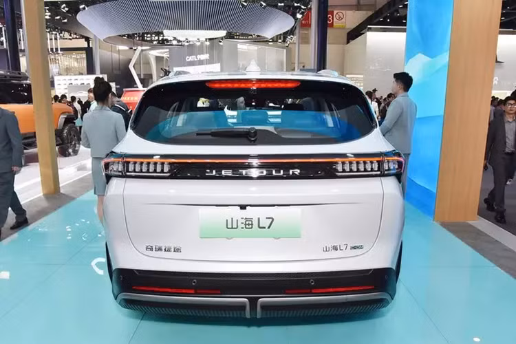 Về pin, chiếc xe sẽ được trang bị pin lithium ternary của Guoxuan Hi-Tech. Thời lượng pin và các dữ liệu liên quan khác như giá xe Chery Jetour Shanhai L7 2024 vẫn chưa được công bố chính thức.