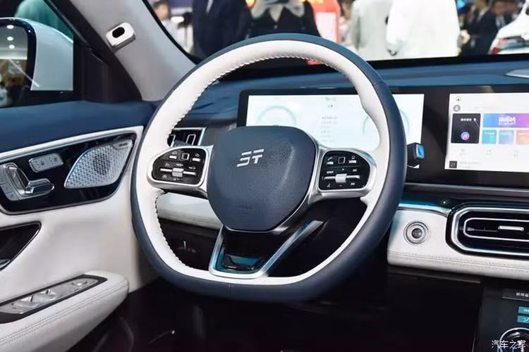 Ngoài ra, đối với phần gầm dưới, Chery Jetour Shanhai L7 mới nên sử dụng các tấm ốp màu đen có viền chrome kim loại để tăng thêm cảm giác thể thao. Nhìn từ bên hông, xe mới sẽ có phiên bản 5 chỗ và 7 chỗ tùy theo phiên bản mà kích thước cũng sẽ khác nhau.