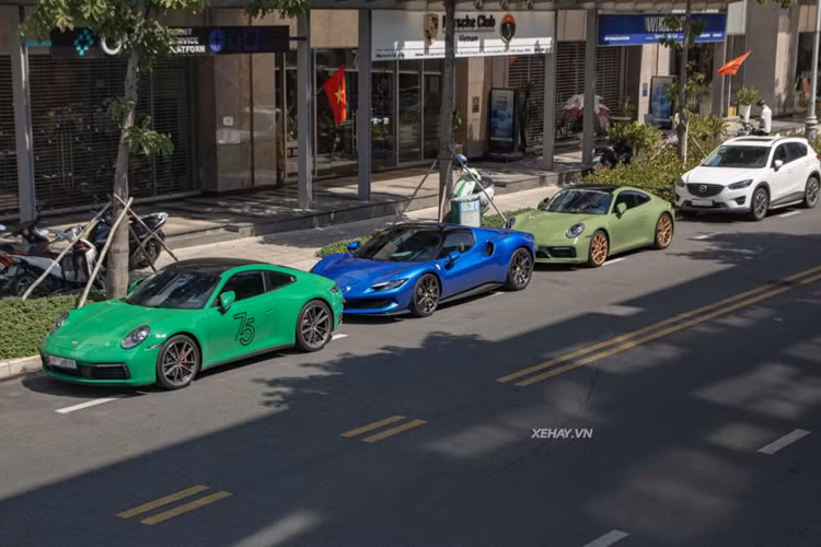 Quá trình đóng/mở mui xe Ferrari 296 GTS mới xuất hiện tại Thành phố Hồ Chí Minh khá tiện lợi vì hãng xe Ý đã tích hợp vào bảng điều khiển trung tâm thêm nút đóng/mở mui cùng đúng nâng/hạ cửa sổ nhỏ.