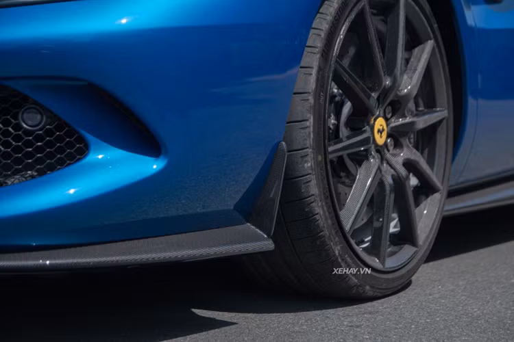 Cung cấp sức mạnh cho Ferrari 296 GTS hệ truyền động plug-in hybrid, gồm một động cơ V6 tăng áp kép 3.0L, sản sinh công suất 663 mã lực và một mô-tơ điện cung cấp thêm 164 mã lực.