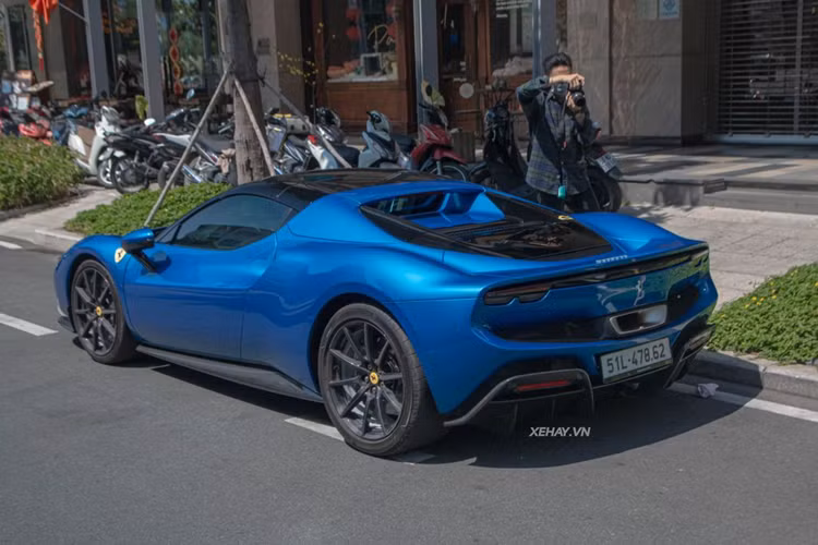 Xe cũng được trang bị bộ mâm đa chấu kép, khác biệt so với chiếc xe đầu tiên. Ferrari 296 GTS vẫn thừa hưởng sức mạnh như siêu xe Ferrari 296 GTB nhưng lại có lợi thế ở việc phần mui xe có thể dễ dàng đóng hoặc mở trong thời gian 14 giây.