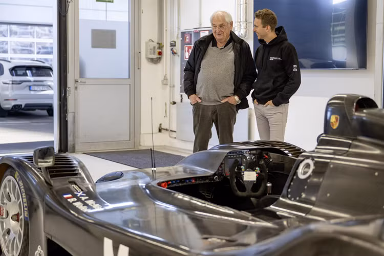 Giám đốc điều hành hiện tại của Porsche, Thomas Laudenbach, nhớ lại khoảng thời gian đó như một bước ngoặt: “Tôi là một kỹ sư ô tô trẻ khi tham gia dự án và chúng tôi là một nhóm nhỏ. Tất cả chúng tôi đều làm việc trên mọi thứ, từ phát triển cơ khí đến ứng dụng.