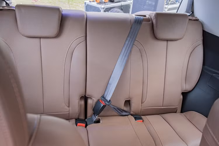 Xe có 2 chế độ lái Sport và Snow cùng lượng xăng tiêu thụ trung bình 8,3 lít/100 km. Cuối cùng là những trang bị an toàn như 6 túi khí, 6 cảm biến đỗ xe phía trước, 6 cảm biến đỗ xe phía sau, camera 360 độ, hỗ trợ khởi hành ngang dốc, phanh tay điện tử, tự động giữ phanh tạm thời, điều khiển hành trình