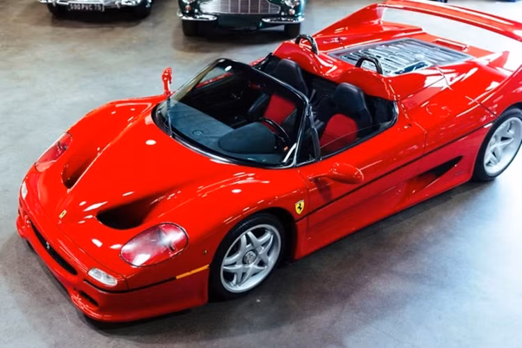 Bên ngoài, Ferrari F50 sở hữu kiểu dáng tổng thể tương tự "người tiền nhiệm" F40. Tuy nhiên, thân vỏ của Ferrari F50 có nhiều đường nét ấn tượng hơn, cộng thêm mui cứng có thể tháo ra, lắp vào. "Trái tim" của Ferrari F50 là khối động cơ xăng V12, hút khí tự nhiên, dung tích 4.7L mạnh mẽ, bắt nguồn từ xe đua Công thức 1.