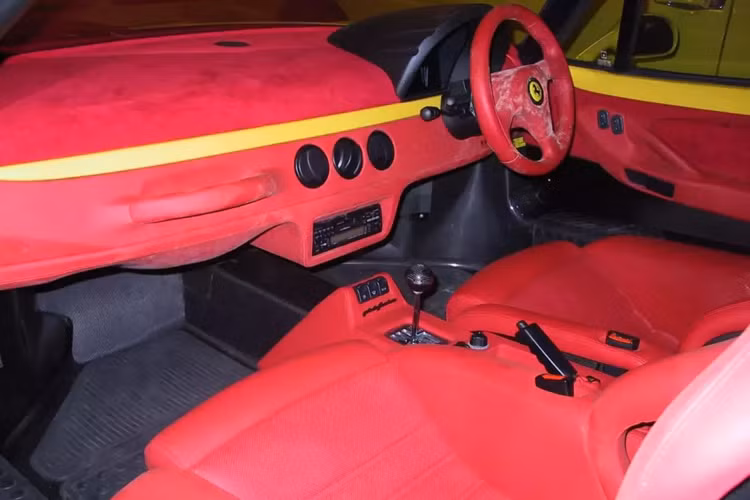 Nằm chen chúc trong 1 loạt xe đều được sơn màu vàng hiếu chiến, chiếc siêu xe Ferrari F50 này nổi bật lên hẳn nhờ thiết kế vô vùng đẹp mắt, thậm chí, nó còn được trang bị 1 nội thất màu đỏ, rất hiếm gặp ở thời điểm xe ra mắt, và tất nhiên, xe có tay lái nghịch, để Quốc vương Brunei dễ dàng điều khiển trên đường.