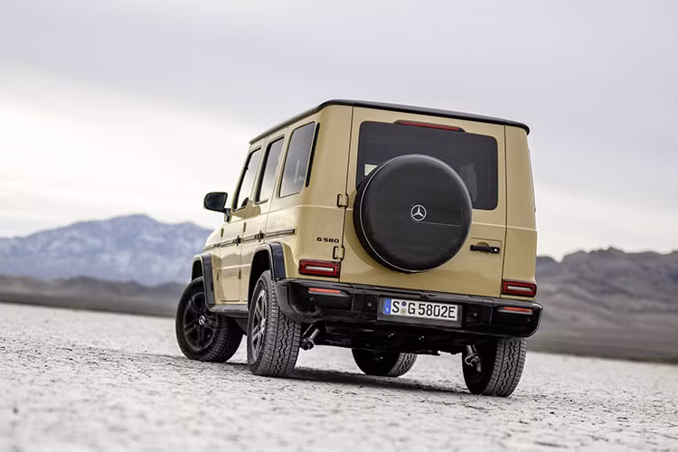 Mercedes tuyên bố G-Class thuần điện có thể lội nước sâu tối đa 850 mm, cao hơn 150 mm so với G550 và G63. Xe có khoảng sáng gầm 249 mm, góc tiếp cận 32 độ, góc thoát 30,7 độ và góc lật 20,3 độ, xe có thể leo lên những con dốc nghiêng tới 45 độ.
