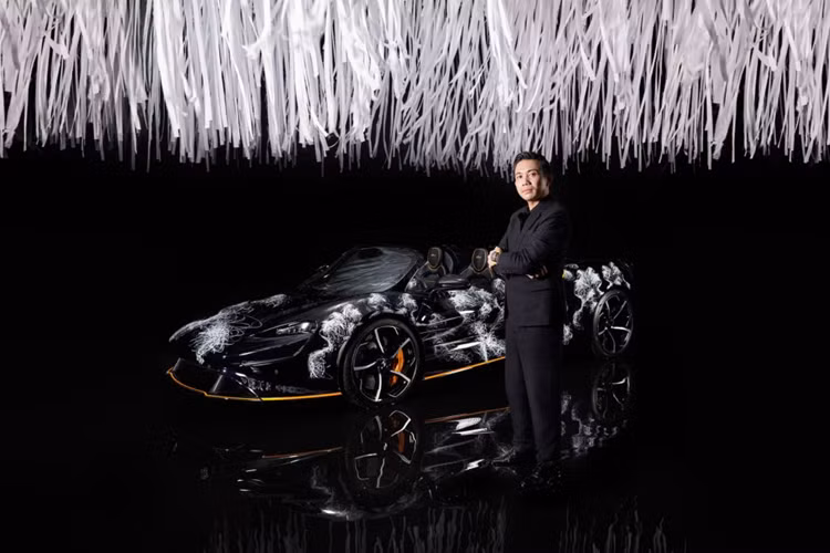 Và sự xuất hiện của chi tiết kính chắn gió trên McLaren Elva tại Việt Nam đã khiến chiếc xe dường như mất đi giá trị đặc trưng tạo ra tên tuổi cũng như sự độc bản, hiếm có của nó. Chưa dừng lại ở đó, McLaren Elva vẫn còn gặp các “trở ngại” khác để có thể lăn bánh hợp pháp ở Việt Nam.