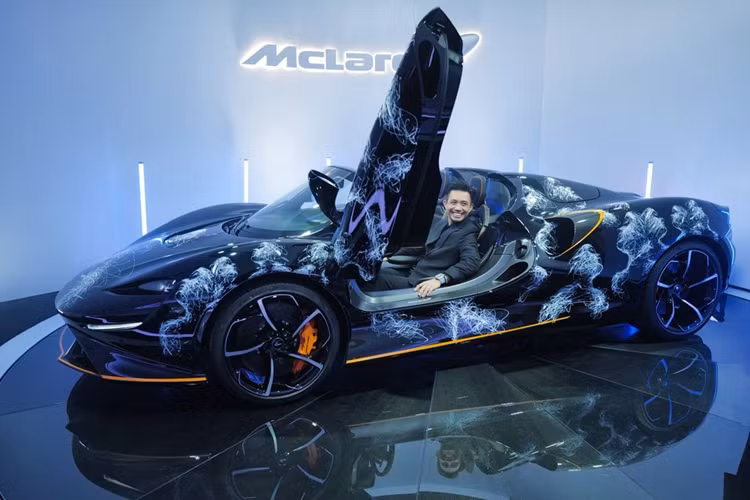  McLaren Elva của Minh Nhựa là siêu xe giới hạn, chỉ được sản xuất 149 chiếc trên toàn thế giới. Điểm đặc biệt của siêu phẩm này nằm ở thiết kế cực "độc" khi không có phần mái, kính chắn gió và cửa sổ bên. Tuy nhiên, chính tạo hình táo bạo này của McLaren Elva đã khiến chủ sở hữu gặp nhiều khó khăn trong việc đăng kiểm xe tại Việt Nam.