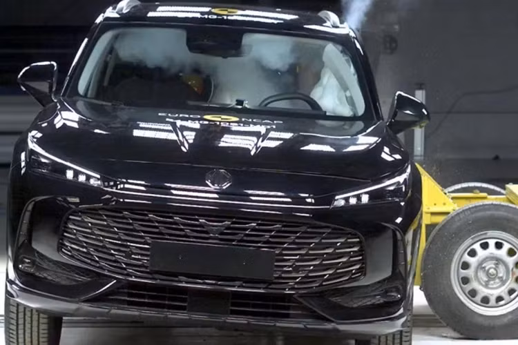 Phiên bản MG HS 2024 thử nghiệm ANCAP là bản 1.5L tăng áp. Mẫu CUV này đạt kết quả tốt ở hầu hết các bài thử nghiệm bao gồm va chạm với người đi bộ, va chạm bên, va chạm cột chéo, bảo vệ cổ. Bên cạnh đó, MG HS cũng thể hiện tốt trong bài kiểm tra bảo vệ an toàn đối với hành khách trẻ em.