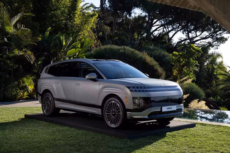 Hyundai trang bị cho Ioniq 9 duy nhất một loại pin với dung lượng 110,3 kWh, kết hợp với nhiều cấu hình khác nhau về số lượng mô-tơ điện. Hyundai Ioniq 9 bản Long Range RWD được lắp 1 mô-tơ tại cầu sau có công suất 214 mã lực (160 kW) và mô-men xoắn cực đại 350 Nm, có thể đi xa 620 km khi trang bị mâm 19 inch.