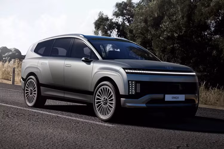 Mẫu SUV Hyundai Ioniq 9 chạy điện với 3 hàng ghế được chờ đợi từ lâu của Hyundai cuối cùng đã xuất hiện với tên gọi Ioniq 9. Đây thực chất là một biến thể của chiếc Kia EV9 nhưng mang nhãn hiệu Hyundai, được phát triển từ nền tảng E-GMP quen thuộc dành cho xe thuần điện của tập đoàn Hàn Quốc.