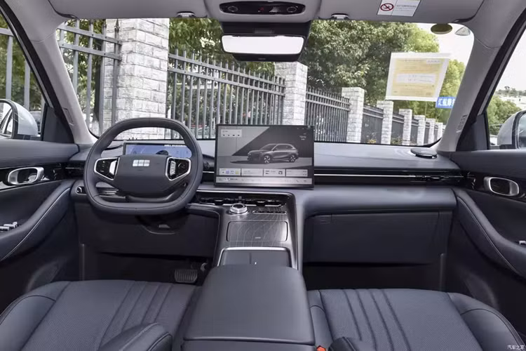 Ở đuôi xe, Geely Galaxy E5 sử dụng bộ đèn hậu dạng xuyên thấu, kết hợp với cánh lướt gió cỡ lớn phía trên và tấm chắn chống xước nhiều màu sắc phía dưới, cho cảm giác di chuyển tốt. Xét về kích thước thân xe, chiều dài, chiều rộng và chiều cao của xe mới lần lượt là4615/1901/1670mm, chiều dài cơ sở là 2750mm.