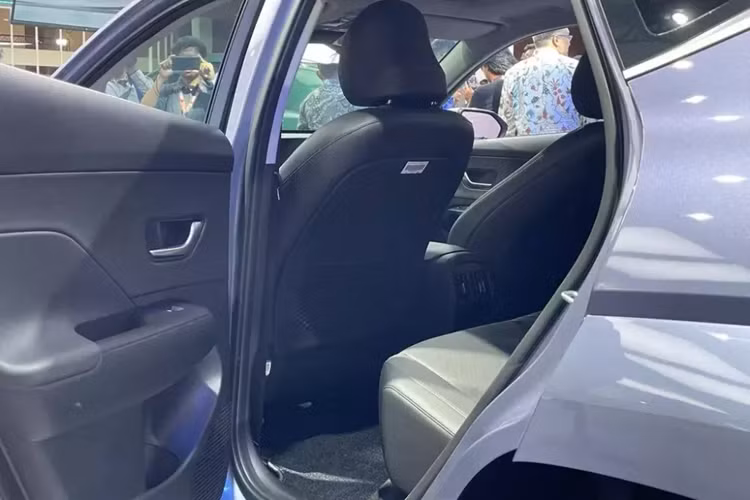 Chưa hết, mẫu SUV điện này là hệ thống thông tin giải trí ccNC thế hệ tiếp mới, hỗ trợ các tính năng dành riêng cho ô tô điện như tối ưu hóa hệ thống đèn nội thất, sưởi ấm/làm mát pin, điều hòa nhiệt độ để tiết kiệm điện và lên lộ trình cho xe.