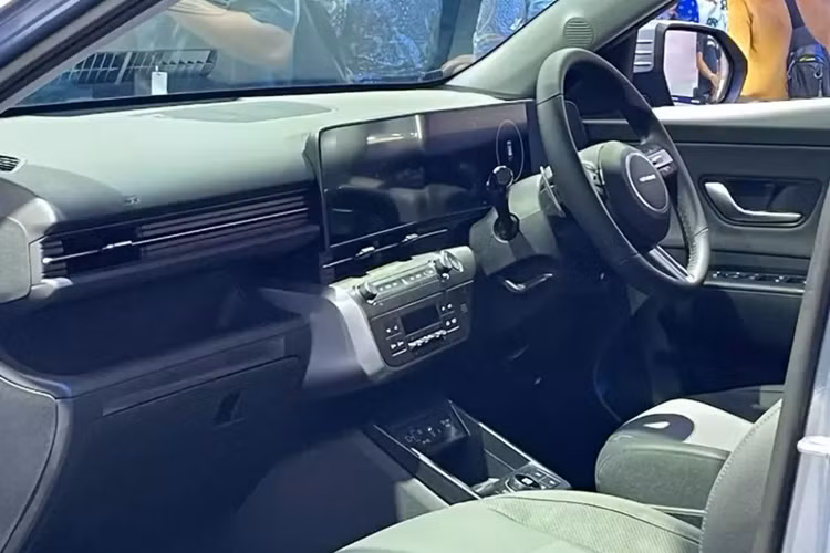 Bên trong Hyundai Kona Electric 2024 là không gian nội thất tương tự bản thường. Xe cũng được trang bị màn hình cong, kết hợp bảng đồng hồ kỹ thuật số và màn hình cảm ứng trung tâm đều có kích thước 12,3 inch. Đằng sau vô lăng là cần số điện tử mới trong khi trên cụm điều khiển trung tâm xuất hiện núm xoay chọn chế độ lái.