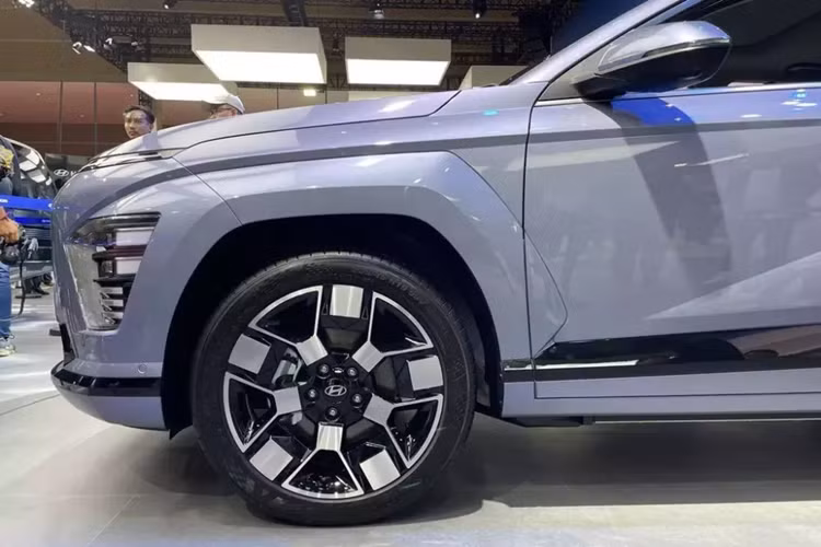 So với phiên bản máy xăng và hybrid của dòng Hyundai Kona thế hệ mới, mẫu SUV điện này sở hữu một số chi tiết ngoại thất khác biệt như lưới tản nhiệt đóng kín, tích hợp cổng sạc, cản trước, cản sau và vành la-zăng 17 inch. Thêm vào đó là 2 dải đèn với thiết kế dạng điểm ảnh nằm vắt ngang đầu xe và đuôi xe.