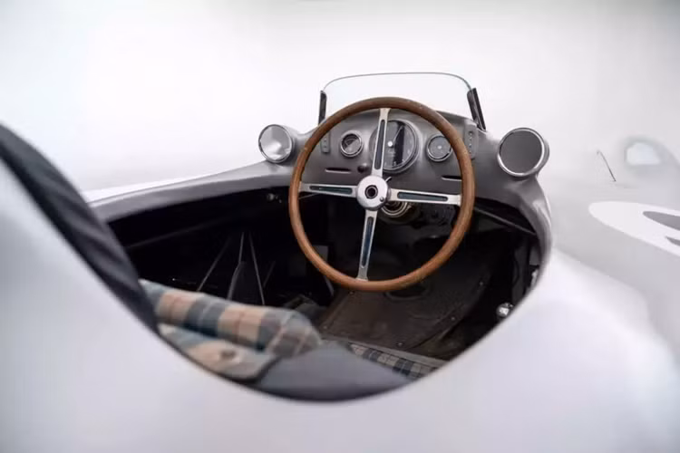 Chiếc Mercedes W 196 R Streamliner ra mắt tại Giải đua ô tô Công thức 1 Pháp năm 1954, với 3 xe được đưa vào đường đua, một trong số đó do Fangio lái. Chiếc xe đã thành công ngay lập tức và Fangio đã giành được chức vô địch thế giới thứ hai của mình với chiếc xe này.
