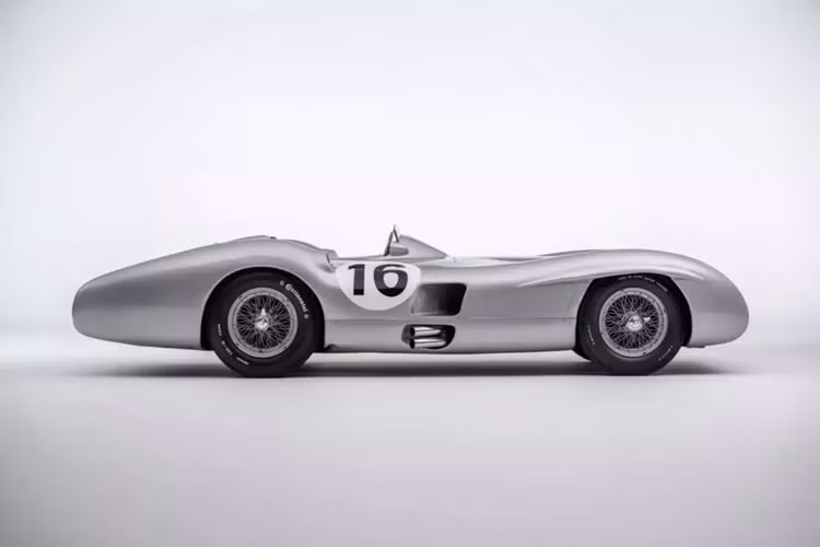 Chiếc xe mà chúng tôi đang nói đến ở đây là chiếc Mercedes-Benz W 196 R Stromlinienwagen đời 1954, chiếc xe không chỉ được lái bởi hai trong số những tay đua huyền thoại nhất trong lịch sử đua xe thể thao, Juan Manuel Fangio và Sir Stirling Moss, mà còn là chiếc xe đóng vai trò quan trọng trong việc định hình di sản ban đầu của F1.