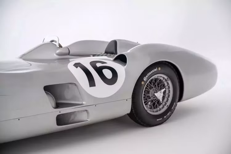 Được cung cấp bởi Bảo tàng Indianapolis Motor Speedway, đây là chiếc W 196 R đầu tiên được bán cho tư nhân. Nó sẽ không phá vỡ kỷ lục bán hàng mọi thời đại do Mercedes-Benz 300 SLR Uhlenhaut Coupe lập được với giá 143 triệu đô la, nhưng có lẽ sẽ là chiếc xe F1 đắt nhất từng được bán.