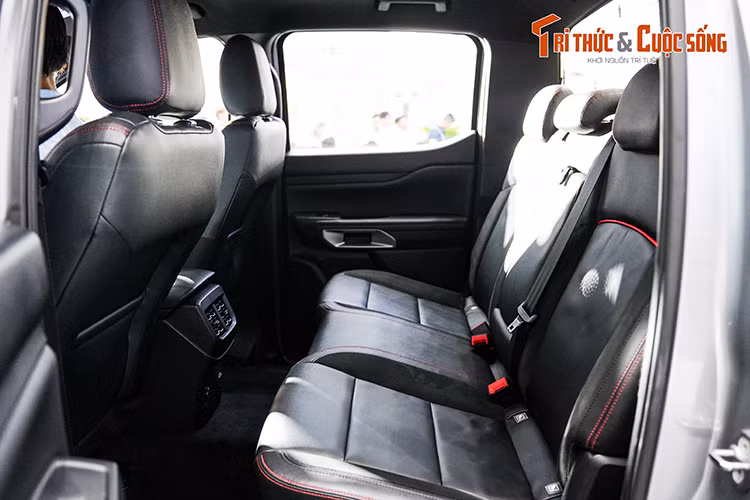 Các tính năng an toàn hiện đại như phanh tay điện tử, tự động giữ phanh tạm thời, hệ thống kiểm soát hành trình thích ứng, hệ thống cảnh báo lệch làn đường, hỗ trợ duy trì làn đường, hỗ trợ phanh khẩn cấp khi gặp chướng ngại vật và cảnh báo điểm mù kết hợp với cảnh báo phương tiện cắt ngang phía sau cũng được trang bị cho phiên bản mới của Ford Ranger.