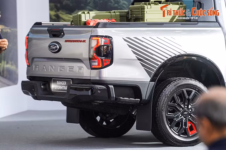 Những thay đổi tiếp theo của xe nằm ở nắp ca-pô được gắn thêm dòng chữ Ranger màu đen tương phản và bộ vành 20 inch mới. Tương tự viền trên cản trước, chấu la-zăng và logo Stormtrak ở hai bên cửa cũng như trên cửa thùng hàng cũng được sơn màu đỏ. Ford Ranger Stormtrak được phân phối tại Việt Nam với 4 màu sắc ngoại thất là trắng, xám, đen và bạc.