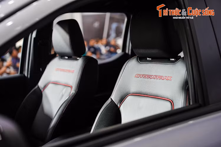 Xe được trang bị hệ thống SYNC 4A điều khiển bằng giọng nói, kết nối Apple CarPlay/Android Auto không dây, ứng dụng FordPass, hệ thống âm thanh 6 loa, tính năng sạc không dây cùng nhiều cổng USB, sạc 12V và ổ cắm điện 230V (400W).