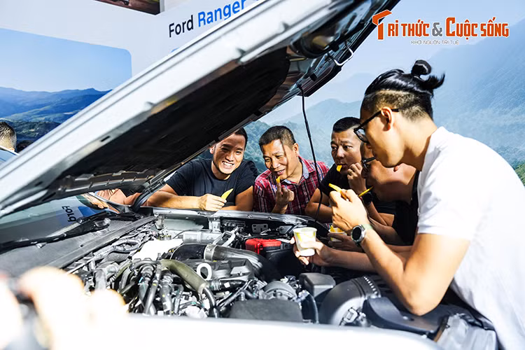 "Trái tim" của Ford Ranger Stormtrak không có gì thay đổi, xe vẫn dùng động cơ diesel 4 xi-lanh, tăng áp kép, dung tích 2.0L, sản sinh công suất tối đa 210 mã lực và mô-men xoắn cực đại 500 Nm. Động cơ đi kèm với hộp số tự động 10 cấp và hệ dẫn động 4 bánh.