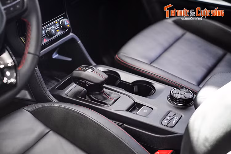 Là bản cao cấp nhất của dòng Ford Ranger nên Stormtrak đương nhiên cũng có đầy đủ trang bị tiện nghi. Xe sở hữu bảng đồng hồ kỹ thuật số 12,4 inch, màn hình cảm ứng trung tâm 12 inch, ghế hành khách phía trước chỉnh điện 8 hướng, cụm cần số điện tử,...