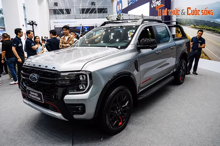 Hãng xe Ford đã công bố những thông tin và hình ảnh chính thức đầu tiên của mẫu xe bán tải Ranger Stormtrak tại Việt Nam vào trung tuần tháng 3/2024 vừa qua. Nhưng đến nay, giá bán của mẫu xe này mới chính thức được công bố.
