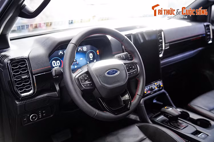 Tương tự ngoại thất, nội thất của Ford Ranger Stormtrak cũng chứng kiến sự kết hợp giữa 2 tông màu đen - đỏ tương phản. Các vị trí bọc da đều có đường chỉ may trang trí màu đỏ, kết hợp cùng những chi tiết ốp mạ crôm tạo cảm giác sang trọng. Trên lưng ghế trước và mặt táp-lô đều có dòng chữ Stormtrak.