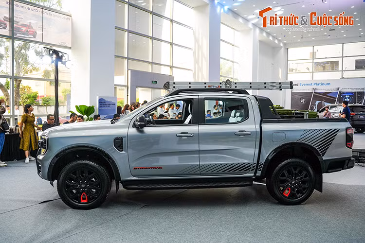 Theo Ford Việt Nam, Stormtrak là phiên bản hướng tới nhóm khách hàng cao cấp mong muốn sở hữu một chiếc Ranger với các trang bị hiện đại, thể thao và cá tính. So với các phiên bản còn lại, Ford Ranger Stormtrak 2024 mới đã được nâng cấp ở ngoại hình và thêm những trang bị lần đầu xuất hiện trong phân khúc xe bán tải tại Việt Nam.