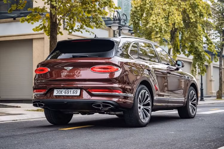 Bên dưới nắp ca-pô, siêu phẩm Bentley Bentayga First Edition đời 2021 này sử dụng động cơ xăng V8 4.0L tăng áp kép, sản sinh công suất 542 mã lực và 770 Nm mô-men xoắn. Từ đó, chiếc xe có thể tăng tốc từ 0 - 100 km/h chỉ trong khoảng thời gian 4.5 giây trước khi chạm mốc 289 km/h.