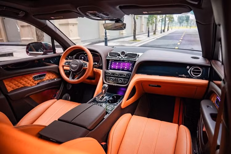 Chiếc Bentley Bentaga First Edition trong bài sở hữu nước sơn ngoại thất màu đỏ nâu khá lạ mắt. Nhìn chung tổng thể xe vẫn còn khá mới do chủ nhân ít sử dụng. So với phiên bản tiền nhiệm, Bentley Bentayga First Edition 2021 là một phiên bản nâng cấp với một số thay đổi dễ thấy.