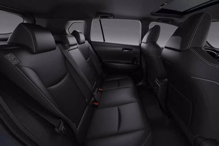 Khu vực phía sau nổi bật với đèn pha mới, kết hợp với thanh LED vắt ngang qua cửa cốp. Toyota Corolla Cross phân phối tại thị trường Mỹ vẫn là phiên bản tiền facelift, ra mắt vào mùa hè năm 2021.