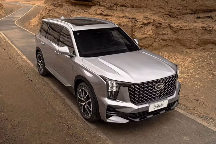 Trong khi đó, mẫu xe SUV GAC GS8 mang phong cách mạnh mẽ với lưới tản nhiệt mạ crôm cỡ lớn hình chữ V, hệ thống đèn pha tạo hình bắt mắt. Không gian nội thất của xe rộng rãi, nổi bật với hệ thống màn hình trung tâm, chất liệu ghế da, không gian cốp xe lớn…