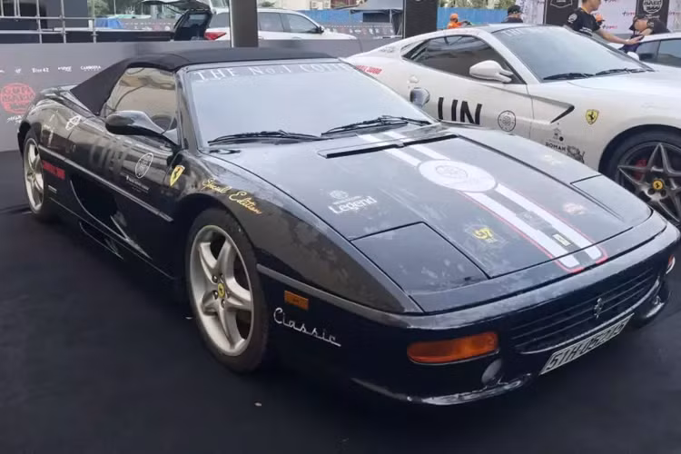 Không rõ vì sao đội xe Trung Nguyên lại rút chiếc xe này về và thay thế bằng Ferrari 458 Spider, nhưng phải nói ai may mắn lắm mới được nhìn thấy Ferrari F355 Spider tại Gumball 3000 2024 giữa dàn siêu ngựa khoác bộ áo 2 màu trắng hoặc bạc.