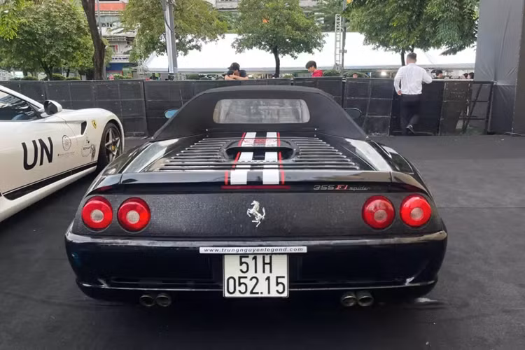 Siêu xe mui trần F355 Spider chỉ mất khoảng 4,7 giây là có thể tăng tốc từ vị trí xuất phát lên 100 km/h trước khi đạt vận tốc tối đa 295 km/h.
