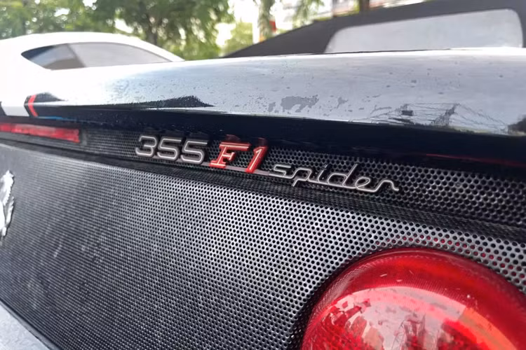 Ferrari F355 Spider ra mắt vào năm 1995 với sự chắp bút thiết kế do Pininfarina đảm nhận. Ban đầu, mẫu siêu xe mui trần F355 Spider được cung cấp hộp số tay 6 cấp. Năm 1997, hãng Ferrari cung cấp cho mẫu siêu xe này hộp số F1.