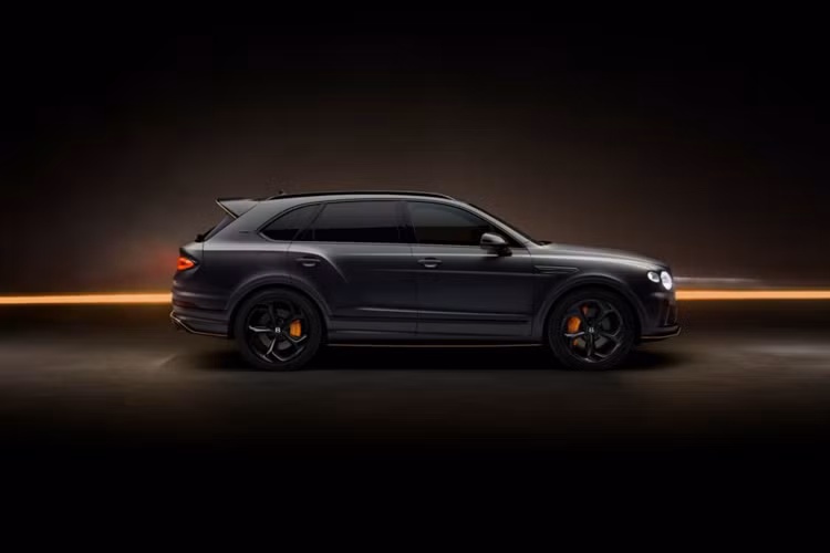 Khách hàng lựa chọn SUV siêu sang Bentley Bentayga S Black Edition có thể lựa chọn các đường viền phối màu gồm màu Mandarin, Signal Yellow, Klein Blue, Pillar Box Red, Ice, Hyper Green và Beluga. Đường viền màu này được chạy quanh phần cản trước, líp hông cũng như phần cản sau và cánh gió sau.
