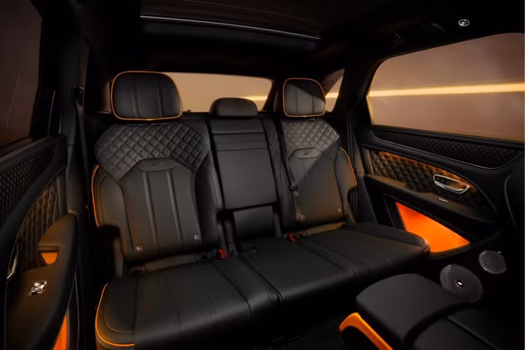 Phiên bản Bentayga S Black Edition được trang bị khối động cơ V8 tăng áp kép dung tích 4.0 lít công suất 542 mã lực và mô-men xoắn 770 Nm, từ đây giúp xe tăng tốc từ 0 – 96 km/h trong 4,4 giây và đạt tốc độ tối đa lên tới 290 km/h.