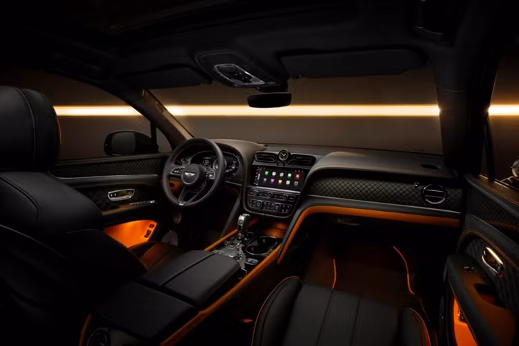 Ngoài ra chiếc xe còn có các chi tiết ốp bằng sợi carbon mới trên bảng điều khiển trung tâm. Bentley cũng đã bổ sung gói trang trí Dark Chrome tối màu mới đem đến tông màu tối, sang trọng cho khoang nội thất của xe.