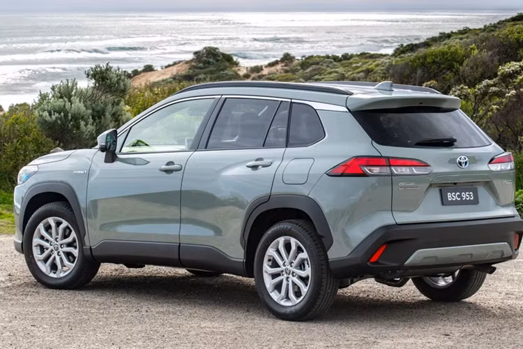 Với bản nâng cấp, Toyota Corolla Cross có thể sẽ cải thiện được sức bán. Trong nửa cuối năm 2023, mẫu xe này đã tuột dốc không phanh và liên tục bán kém 2 đối thủ Hàn Quốc là Kia Seltos cũng như Hyundai Creta.