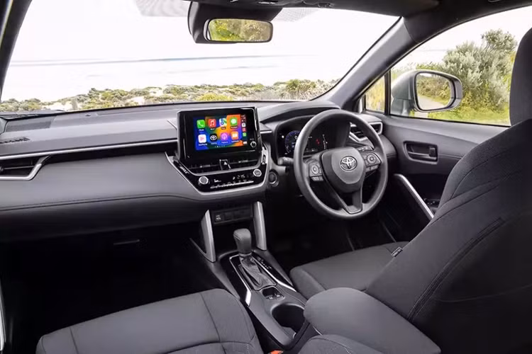 Tương tự ngoại thất, nội thất của Toyota Corolla Cross 2024 cũng được làm mới ở một số chi tiết. Điểm nhấn bên trong mẫu SUV cỡ B này sẽ là bảng đồng hồ kỹ thuật số với màn hình tinh thể lỏng TFT 12,3 inch thay cho loại analog cũ. Màn hình này đã được cải tiến để người lái dễ quan sát hơn.