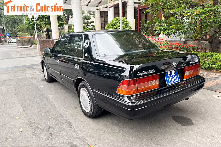 Trước đó, chiếc xe này phục vụ đồng chí Nông Đức Mạnh khi ông còn làm Chủ tịch Quốc hội. Sau đó nó được đồng chí Nguyễn Phú Trọng tiếp tục sử dụng suốt từ khi tiếp nhận đến nay. Ảnh Anh Tuấn 