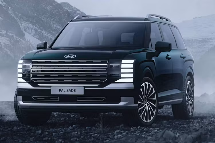 Kiểu dáng mới của mẫu xe SUV Hyuyndai Palisade 2025 có hình dạng góc cạnh hơn, thể hiện sự khác biệt so với vẻ tròn trịa, mềm mại của thế hệ cũ. Phần đầu xe nổi bật với các khối đèn LED lớn gắn dọc hai bên lưới tản nhiệt thẳng đứng đầy uy nghiêm.