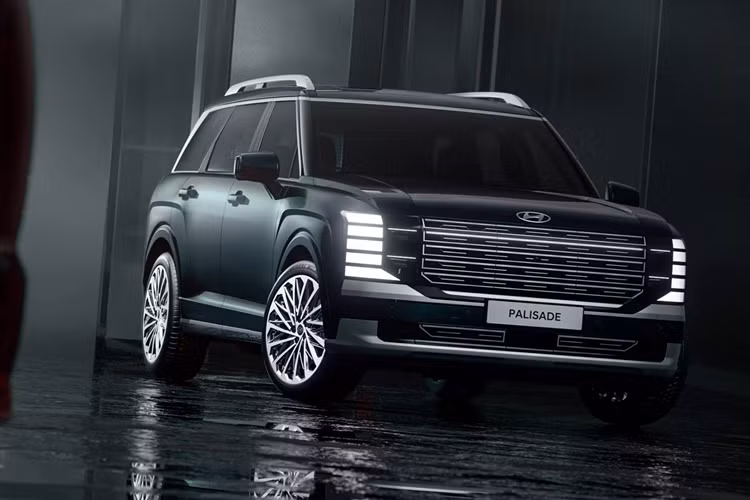 Theo Hyundai, cabin của Palisade 2025 có thể chứa tối đa 9 hành khách với 3 người ở mỗi hàng ghế. Đây là ưu điểm vượt trội so với hầu hết các loại xe trên thị trường hiện nay vốn chỉ hỗ trợ tối đa 7 người hoặc trong một vài trường hợp hãn hữu là lên đến 8 người.