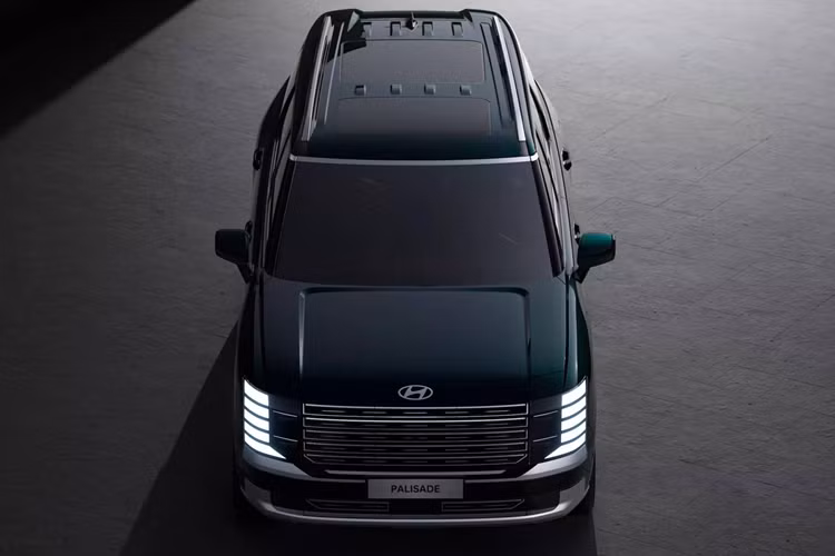 Từ một số góc độ nhất định, Palisade 2025 thậm chí còn gợi nhớ đến dòng xe sang Range Rover nhờ các trụ màu đen, đường đai phẳng và hình dạng của đèn hậu LED tràn sang hai bên. Mặc dù chiều dài chính xác của Palisade chưa được tiết lộ nhưng dự kiến nó sẽ vượt quá mức 5 mét, tức là ngang tầm với chiếc Hyundai Ioniq 9 thuần điện.