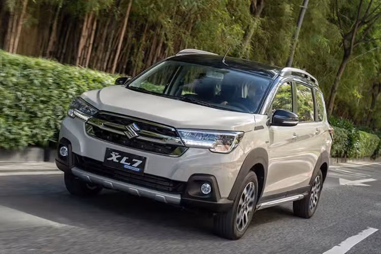 Hiện thiết kế của mẫu xe MPV Suzuki XL7 Hybrid đã không còn là ẩn số vì mẫu xe này từng ra mắt nhiều thị trường Đông Nam Á khác như Indonesia, Thái Lan và Philippines.