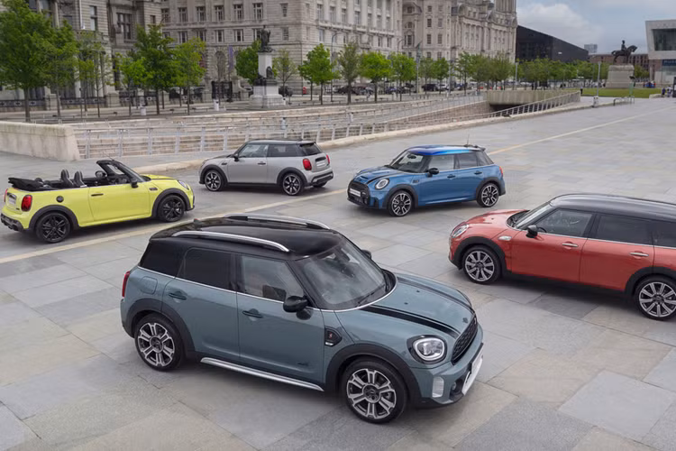 Ở phiên bản MINI Countryman Cooper 1.5L, xe cho công suất 136 PS, mô-men xoắn cực đại đạt 220 Nm, kết hợp cùng hộp số 7 cấp Steptronic cho khả năng sang số vô cùng mượt mà. MINI Countryman Cooper 1.5L phù hợp di chuyển trong đô thị bởi sự linh hoạt và khả năng tiết kiệm xăng tối ưu.