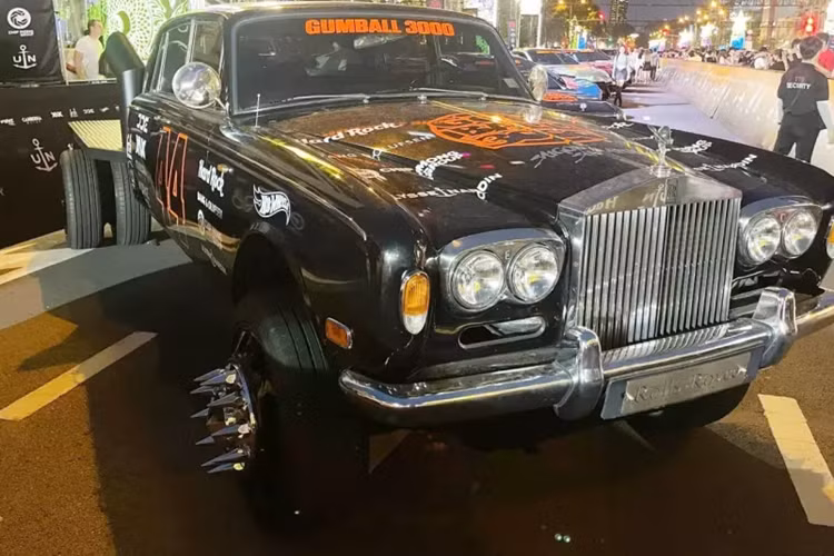 Trong các siêu xe tham dự Gumball 3000 2024, chúng ta đã biết đến nhiều mẫu xe đắt tiền, đặc biệt cùng các xế độ lạ mắt,... Trong bài hôm nay, sẽ là 1 mẫu xe rất lạ, từ thiết kế, ý tưởng đến cách hành hạ người chủ xe - đó chính là Rolls-Royce Silver Shadow độ bán tải.